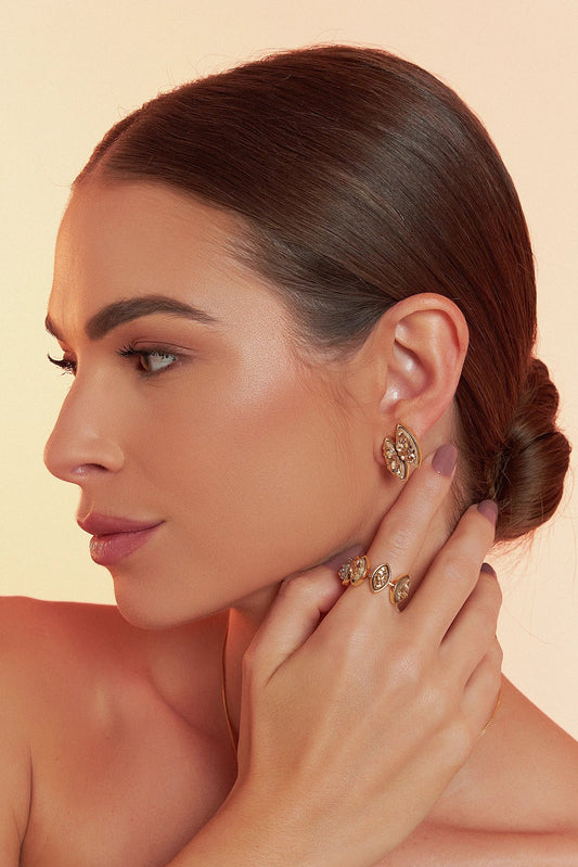 Uma homenagem à beleza natural da flor Dália, o anel apresenta uma composição delicada de pétalas, unindo sofisticação e romantismo a quem o usa. A Coleção Novos Clássicos recria designs atemporais com elegância.
Use o Anel Dália com a pedra Drusa Ouro em Banho de Ouro 18K para renovar a sua energia e alcançar o equilíbrio emocional.