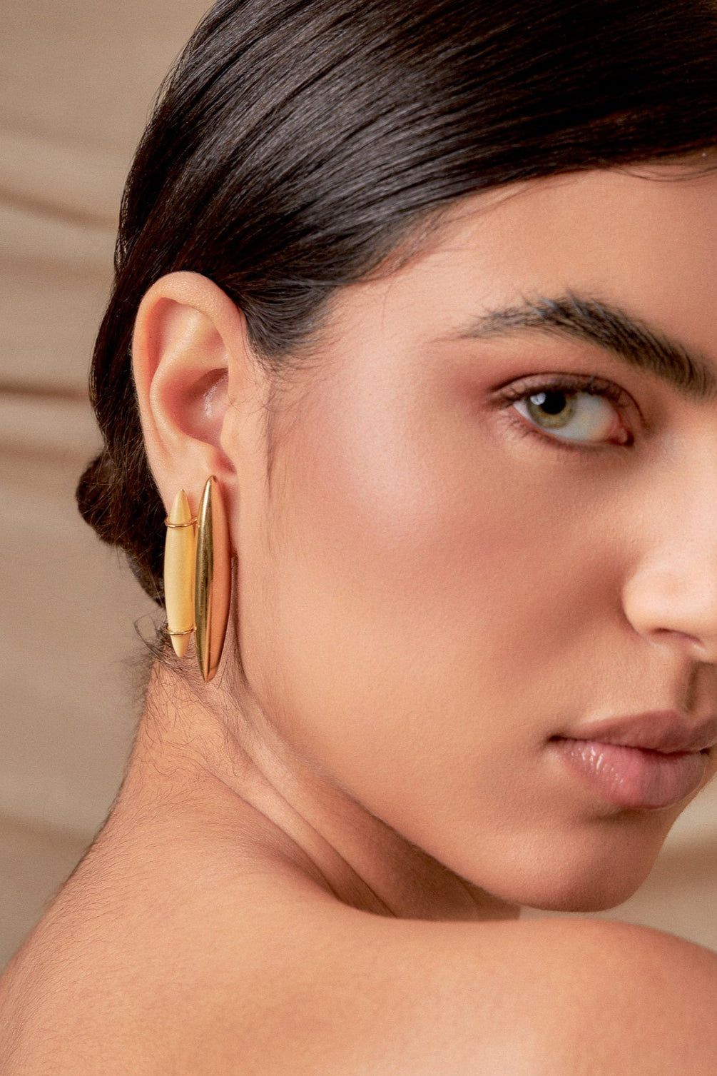 Brinco Ecoa com Resina Italiana Creme em Banho de Ouro 18K. AIMER JOIAS
