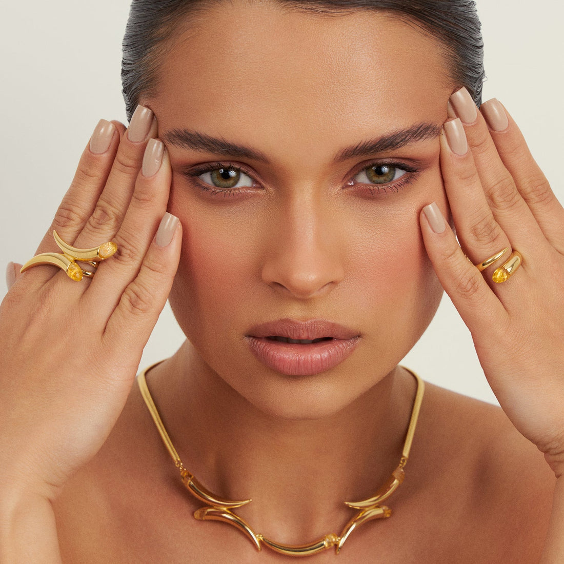 Modelo usando colar e anéis Caminhos com Citrino, semijoias banhadas a ouro 18k, Aimer Joias