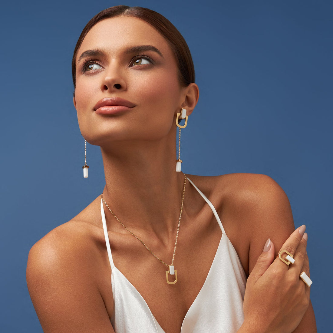 Modelo usando brincos, colar e anéis Elos com Porcelana Branca, semijoias banhadas a ouro 18k, Aimer Joias