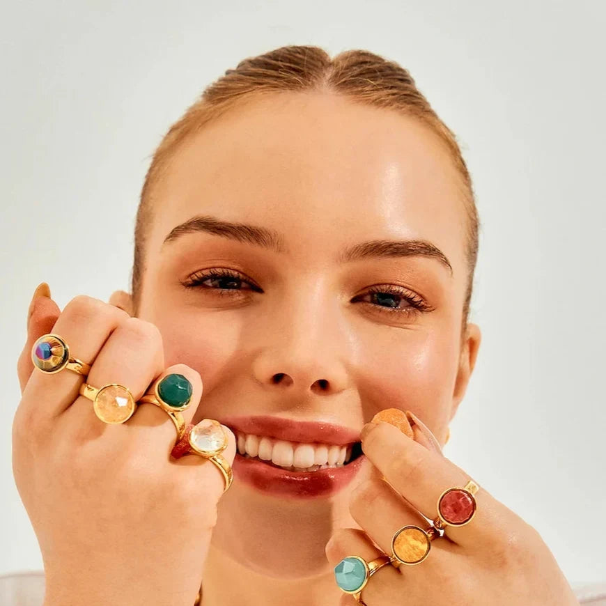 Modelo sorrindo usando anéis Classic com pedras naturais coloridas — Aimer Joias