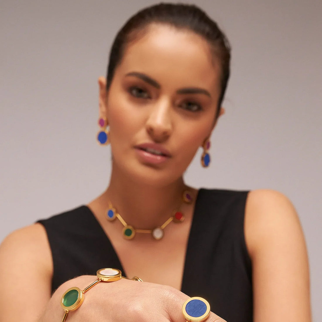 Modelo usando anel Eterno com Feldspato Azul Anil, colares e brincos — Aimer Joias