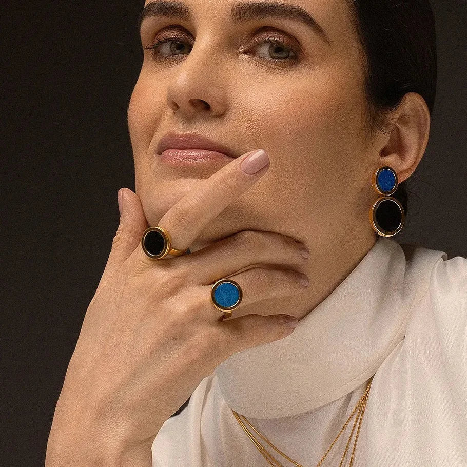 Modelo de gola alta usando brinco, anéis Eterno com Feldspato Azul Anil e Obsidiana Negra — Aimer Joias