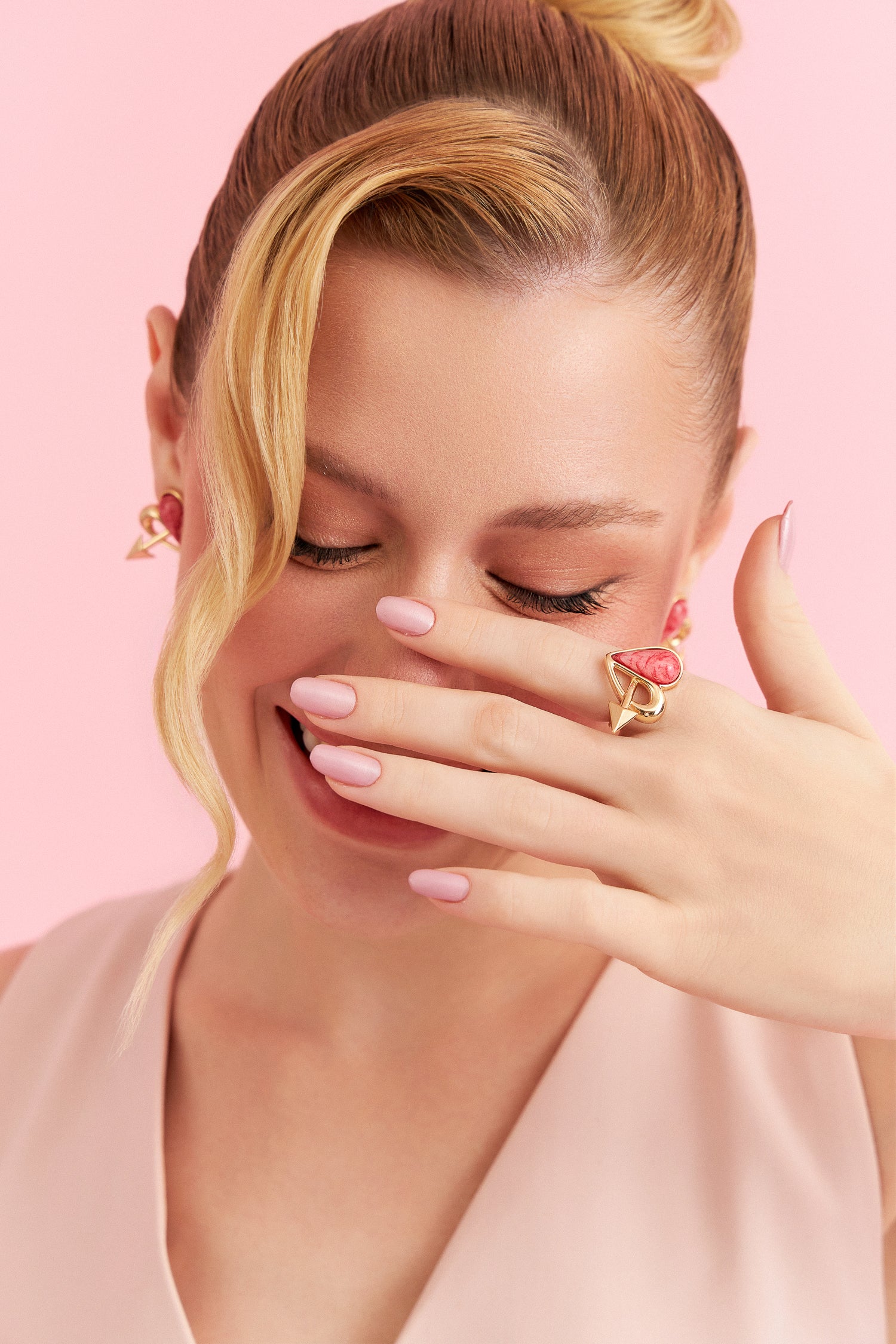 Anel Cupido com Feldspato Vermelho – detalhe do anel semijoia com pedra natural banhado a ouro 18k – Aimer Joias