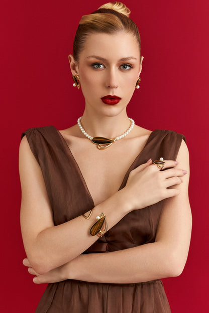 Bracelete Além da Forma com Olho de Tigre – detalhe da pedra natural em semijoia premium banhada a ouro 18k – Aimer Joias