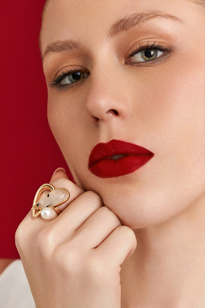 Anel Envolver com Cristal Rutilado – detalhe do anel semijoia com pérola banhado a ouro 18k – Aimer Joias