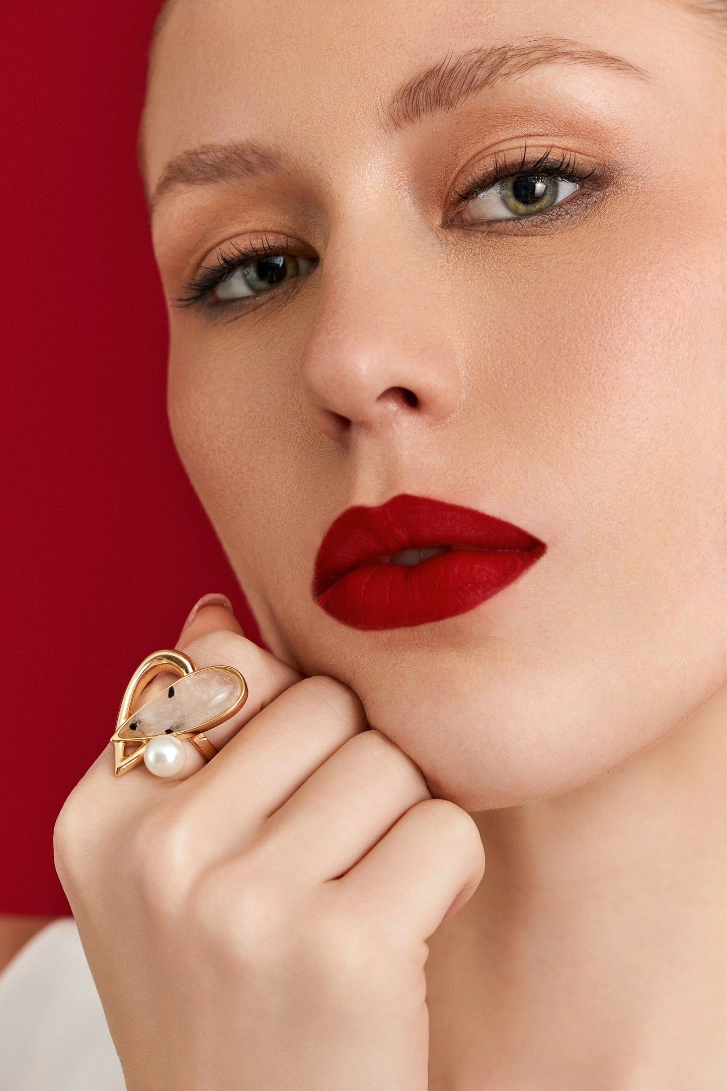 Anel Envolver com Cristal Rutilado – detalhe do anel semijoia com pérola banhado a ouro 18k – Aimer Joias