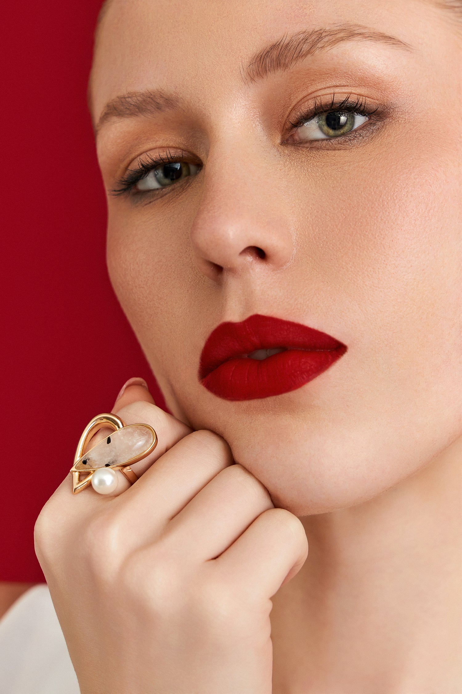 Anel Envolver com Cristal Rutilado – detalhe do anel semijoia com pérola banhado a ouro 18k – Aimer Joias