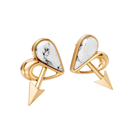Brinco Cupido com Howlita Branca banhado a ouro 18k – brinco semijoia feminina delicada com pedra natural – Coleção Formas de Amar Aimer Joias