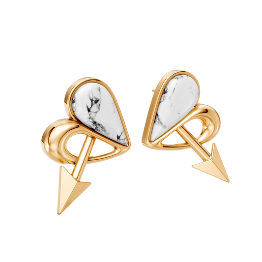 Brinco Cupido com Howlita Branca banhado a ouro 18k – brinco semijoia feminina delicada com pedra natural – Coleção Formas de Amar Aimer Joias