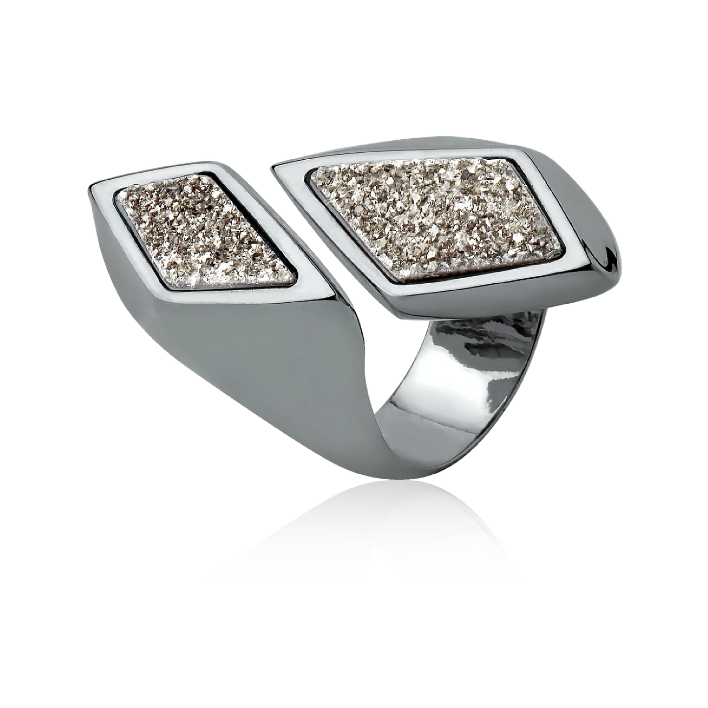 O Anel Jasmim com Drusa Platina tem um belo Banho de Ródio Negro. Inspirado na flor Jasmim, o anel une a estética geométrica e moderna. A Drusa Platina, com seu brilho metálico e intenso, é lindamente contrastada pelo acabamento escuro do Ródio Negro, realçando a exclusividade e o alto padrão da peça.