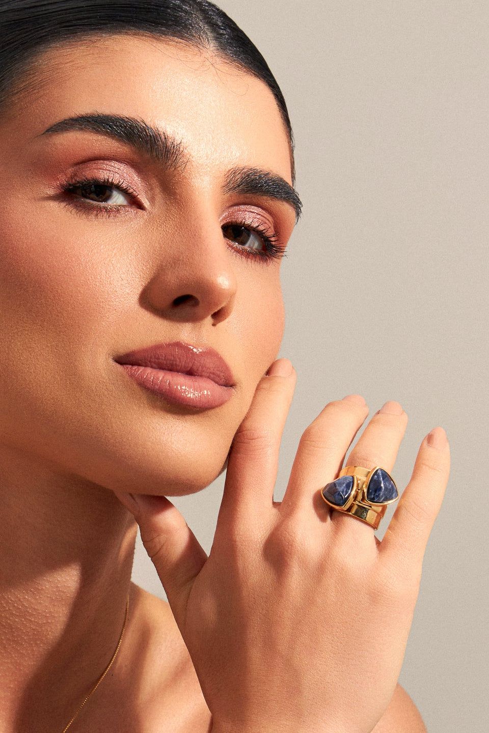 Anel Equilíbrio - Sodalita detalhe — Ouro 18K | Aimer Joias | anel semijoia pedra natural