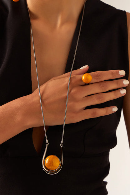 Colar Magnetismo Esmaltado Branco com Pedra Feldspato Amarelo Banhado a Ródio Negro