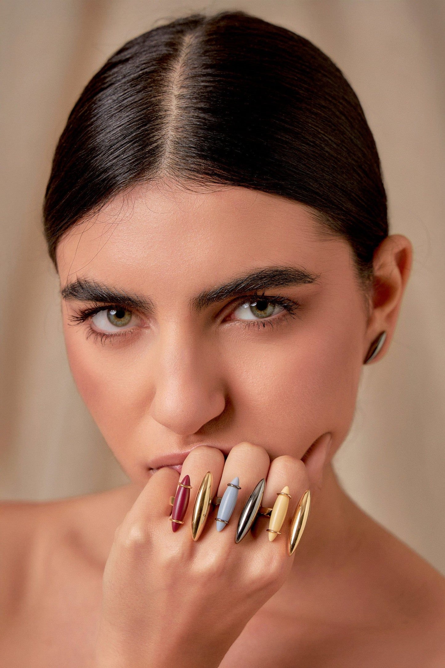 Anel Intuir Resina Italiana Creme e Banho de Ouro 18K. AIMER JOIAS