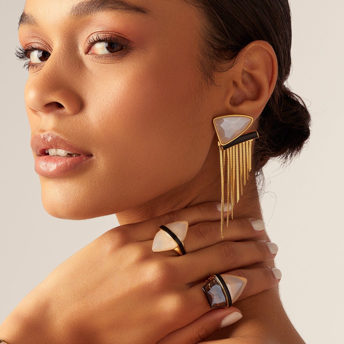 Anel Kahina Ágata Branca — design minimalista com contraste branco e preto | Aimer Joias