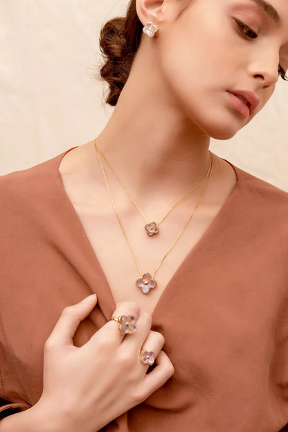 O Anel Afeto com Ametista em Banho de Ouro 18K é a joia ideal para quem busca um toque de cor sofisticado. A tonalidade profunda da pedra natural cria um visual elegante e atemporal em contraste com o banho dourado.