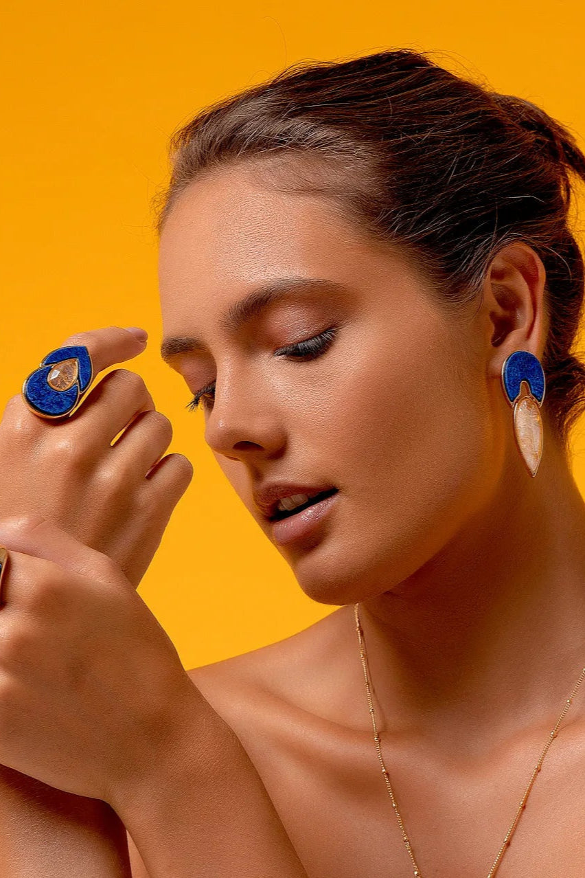 Anel Flor de Lótus - Feldspato Azul Anil e Citrino lateral — Ouro 18K | Aimer Joias