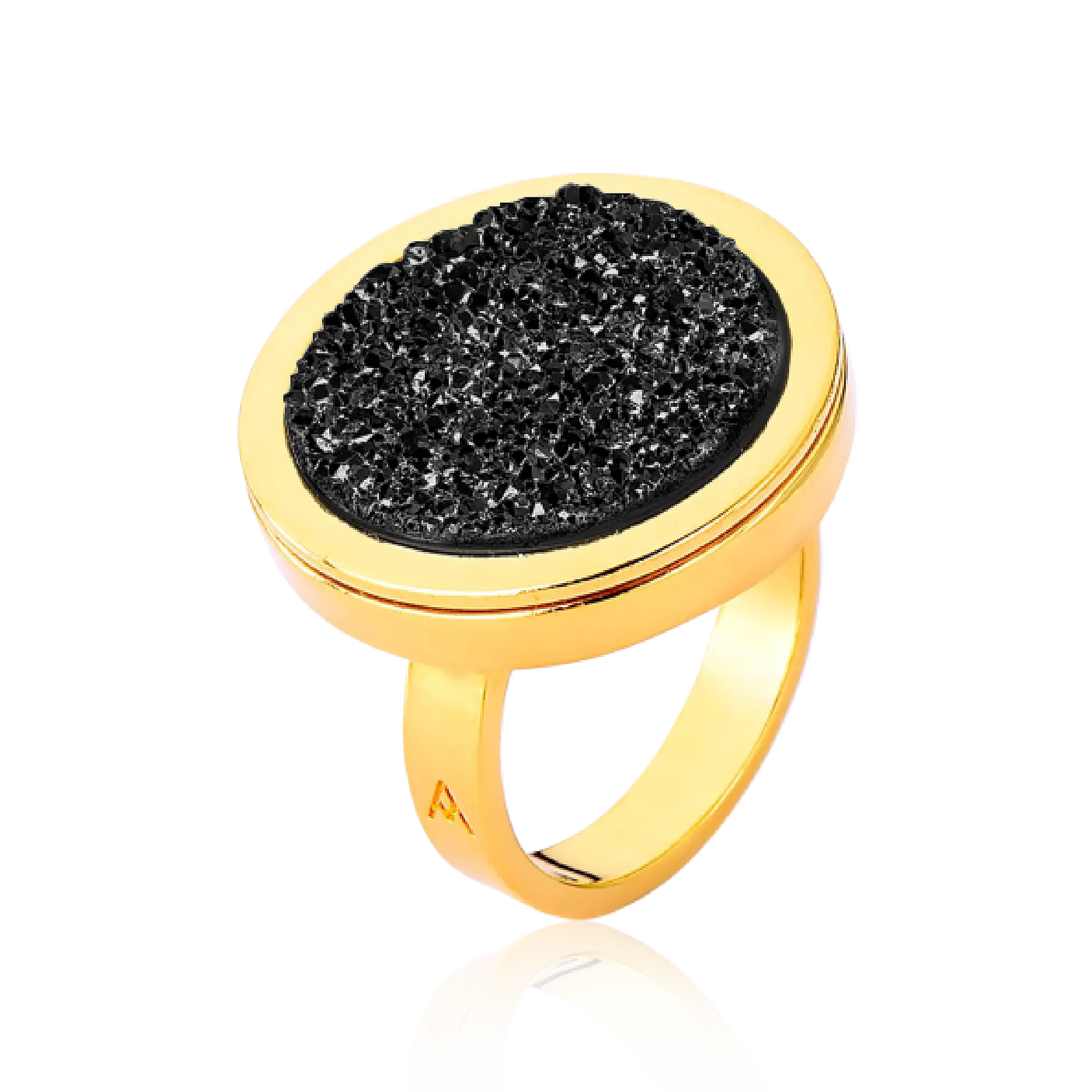 O Anel Único - Drusa Negra integra a Coleção Singular, celebrando a sofisticação e o mistério da mulher contemporânea. A Drusa Negra é uma pedra de forte conexão com a proteção, absorção de energias negativas e fortalecimento espiritual. Banhado a Ouro 18K, este anel cria um contraste luxuoso entre o brilho dourado e a textura bruta e cintilante da drusa, resultando em uma peça imponente e repleta de personalidade.