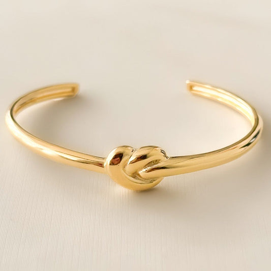 Bracelete Nó — detalhe do nó artesanal em metal dourado | Aimer Joias