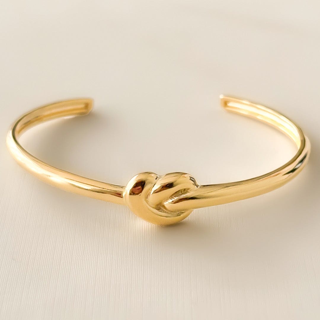 Bracelete Nó — detalhe do nó artesanal em metal dourado | Aimer Joias