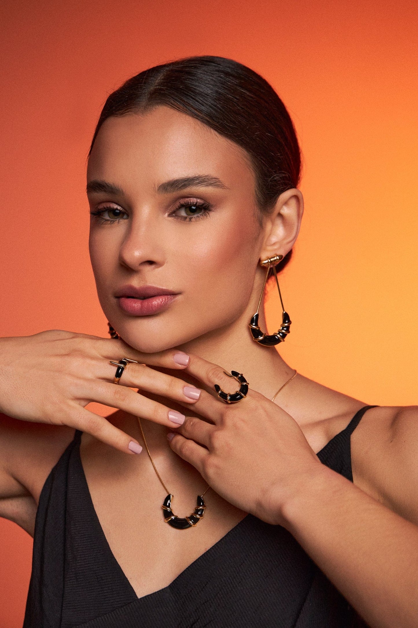 Brinco Entrelaço - Esmaltação Preta Semijoias de luxo e design exclusivo