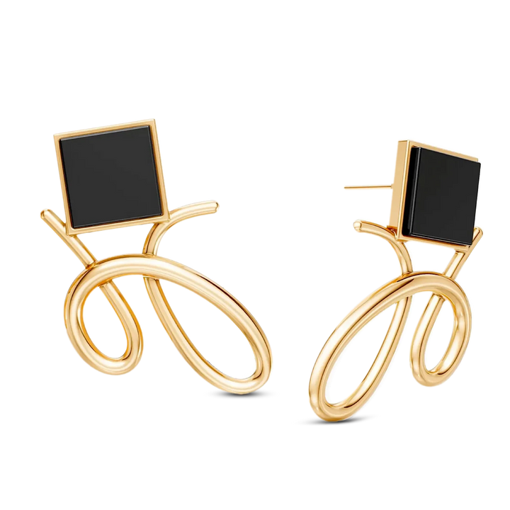 O Brinco Esboço com Obsidiana Negra em Banho de Ouro 18K traduz o instante em que o traço encontra a forma. Este brinco pequeno e delicado une a pedra quadrada, que atua como ponto de luz, a um toque sutil de traço. A Obsidiana Negra simboliza força e proteção. Com sua estética minimalista e o contraste marcante da pedra preta, esta joia é a escolha perfeita para adicionar sofisticação e um toque de mistério ao seu look diário.