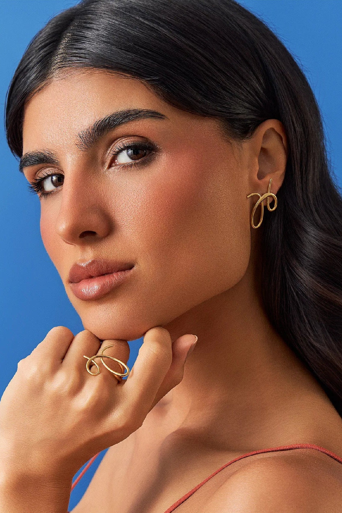 Brinco Rabiscos ouro 18k — vista lateral na orelha feminina | Aimer Joias