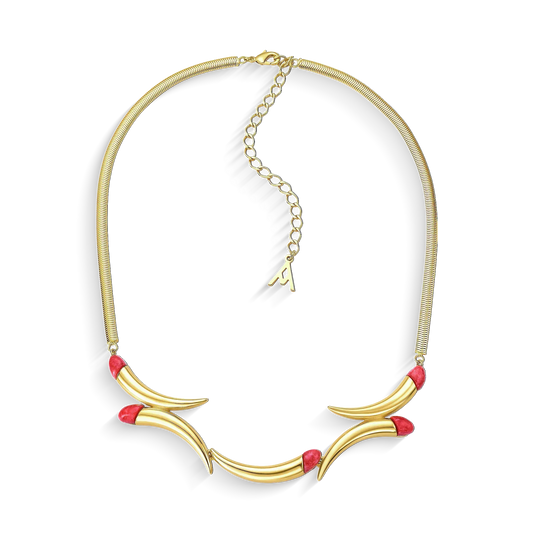 O Colar Caminhos com Feldspato Vermelho em Banho de Ouro 18K é uma joia de luxo que confere energia e paixão, unindo a força da pedra ao brilho imponente do ouro.