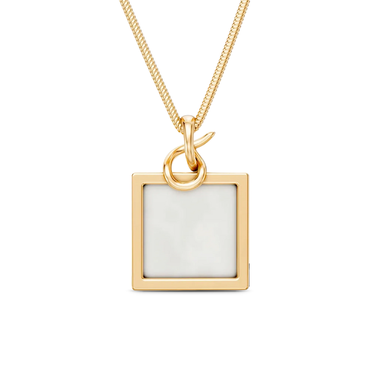 O Colar Esboço com Ágata Branca em Banho de Ouro 18K é essencial e minimalista, trazendo a pedra quadrada como protagonista, acompanhada por uma corrente rabo de rato. A Ágata Branca simboliza serenidade e paz. Graças à sua corrente rabo de rato e ao design clean, esta peça é essencial no closet, facilitando a criação de layers com outros colares e adicionando sofisticação instantânea.