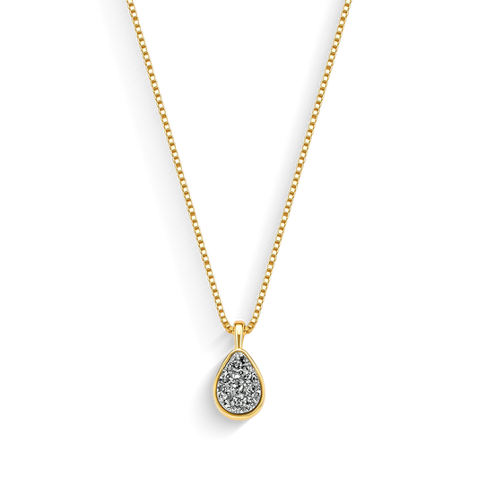 Use o Colar Gota com Drusa Titânio em Banho de Ouro 18K para despertar sua autenticidade, coragem e autoconfiança.
