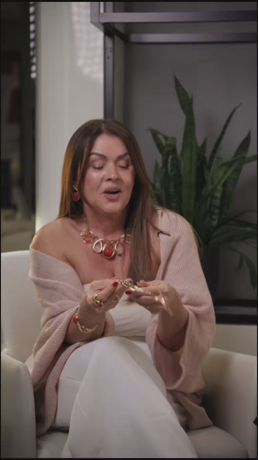 Vídeo 360° do colar Choker Aurora com Howlita Branca (vista 3)