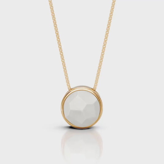 O Colar Classic com Ágata Branca em Banho de Ouro 18K é uma semijoia sofisticada. O tom branco puro e clean da Ágata, em lapidação multifacetada, é realçado pelo brilho luxuoso do ouro, criando uma peça de destaque com um toque de luz e um acabamento premium.