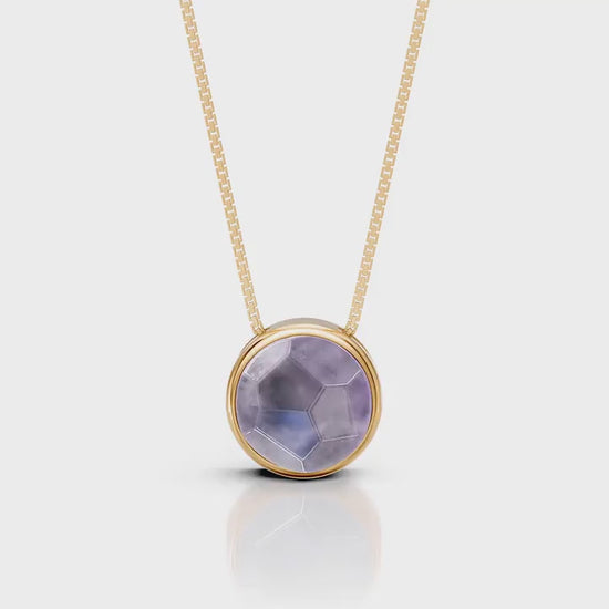 O Colar Classic com Ametista em Banho de Ouro 18K é uma semijoia sofisticada. O tom roxo profundo da Ametista, em lapidação multifacetada, é realçado pelo brilho luxuoso do ouro, criando uma peça de destaque com grande presença e um acabamento premium.
