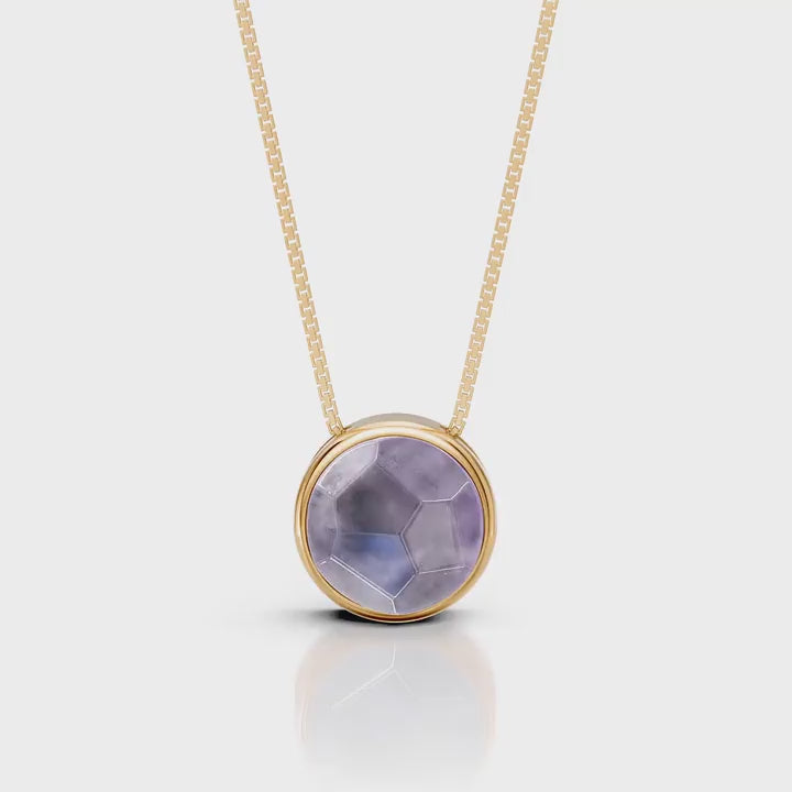 O Colar Classic com Ametista em Banho de Ouro 18K é uma semijoia sofisticada. O tom roxo profundo da Ametista, em lapidação multifacetada, é realçado pelo brilho luxuoso do ouro, criando uma peça de destaque com grande presença e um acabamento premium.