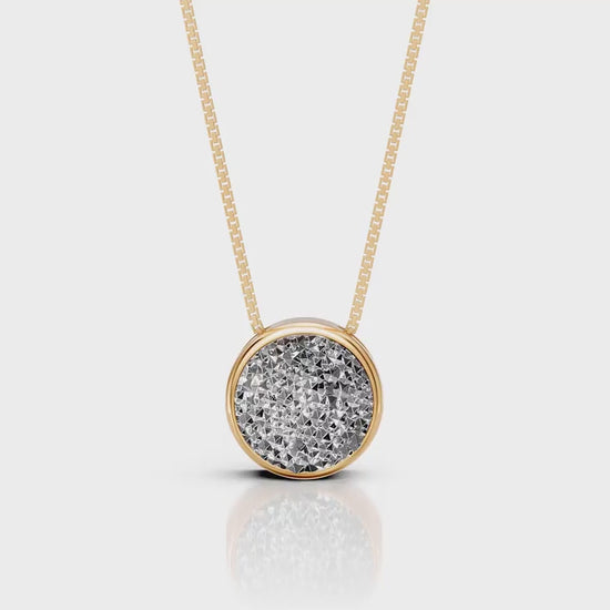 O Colar Classic com Drusa Titânio em Banho de Ouro 18K é uma semijoia sofisticada. A Drusa, conhecida por seu brilho iridescente e cores intensas, é realçada pelo luxo do ouro, criando uma peça de destaque, moderna e com um acabamento premium único.