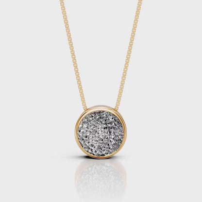 O Colar Classic com Drusa Titânio em Banho de Ouro 18K é uma semijoia sofisticada. A Drusa, conhecida por seu brilho iridescente e cores intensas, é realçada pelo luxo do ouro, criando uma peça de destaque, moderna e com um acabamento premium único.