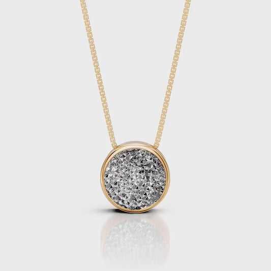 O Colar Classic com Drusa Titânio em Banho de Ouro 18K é uma semijoia sofisticada. A Drusa, conhecida por seu brilho iridescente e cores intensas, é realçada pelo luxo do ouro, criando uma peça de destaque, moderna e com um acabamento premium único.