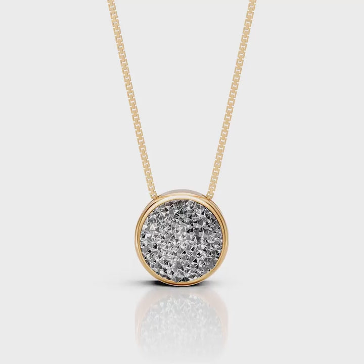 O Colar Classic com Drusa Titânio em Banho de Ouro 18K é uma semijoia sofisticada. A Drusa, conhecida por seu brilho iridescente e cores intensas, é realçada pelo luxo do ouro, criando uma peça de destaque, moderna e com um acabamento premium único.